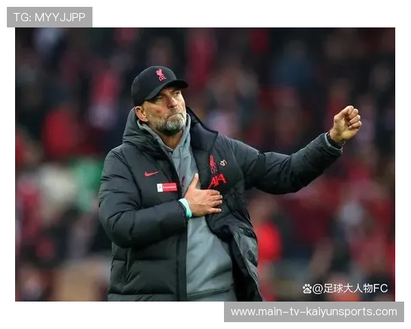 足球教练临场调整频繁获赞，战术灵活性显著，足球教练在场边喊什么